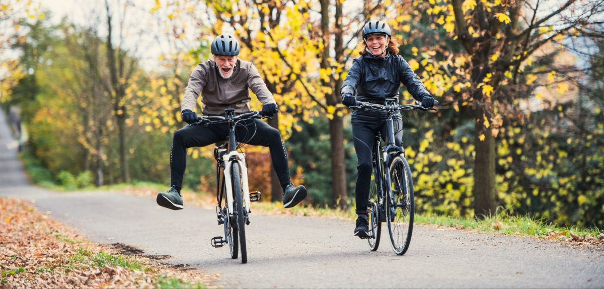 Ã„lteres Paar auf E-Bikes