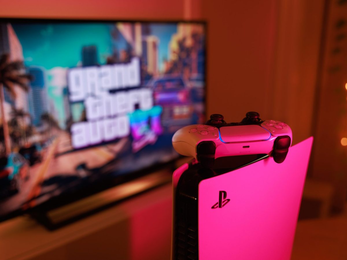 PlayStation 5 vor einem "GTA 6"-Artwork