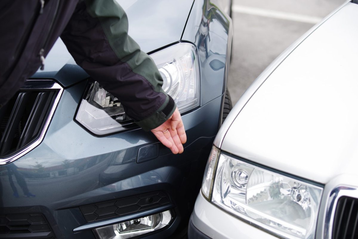 Person zeigt auf den Zusammenstoß zweier Autos