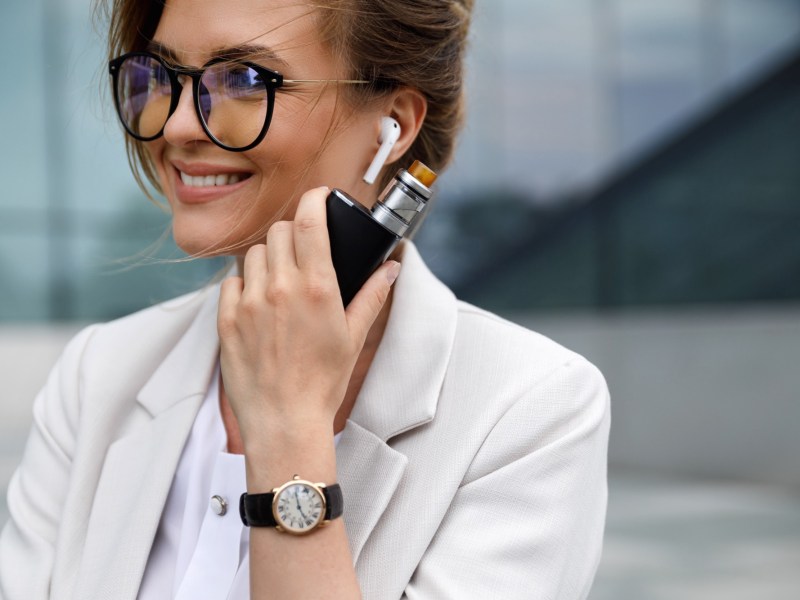 Frau hält eine E-Zigarette für Vaping in der Hand