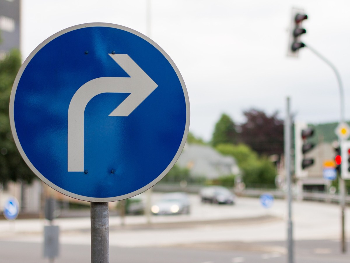 Ein Verkehrsschild am Straßenrand