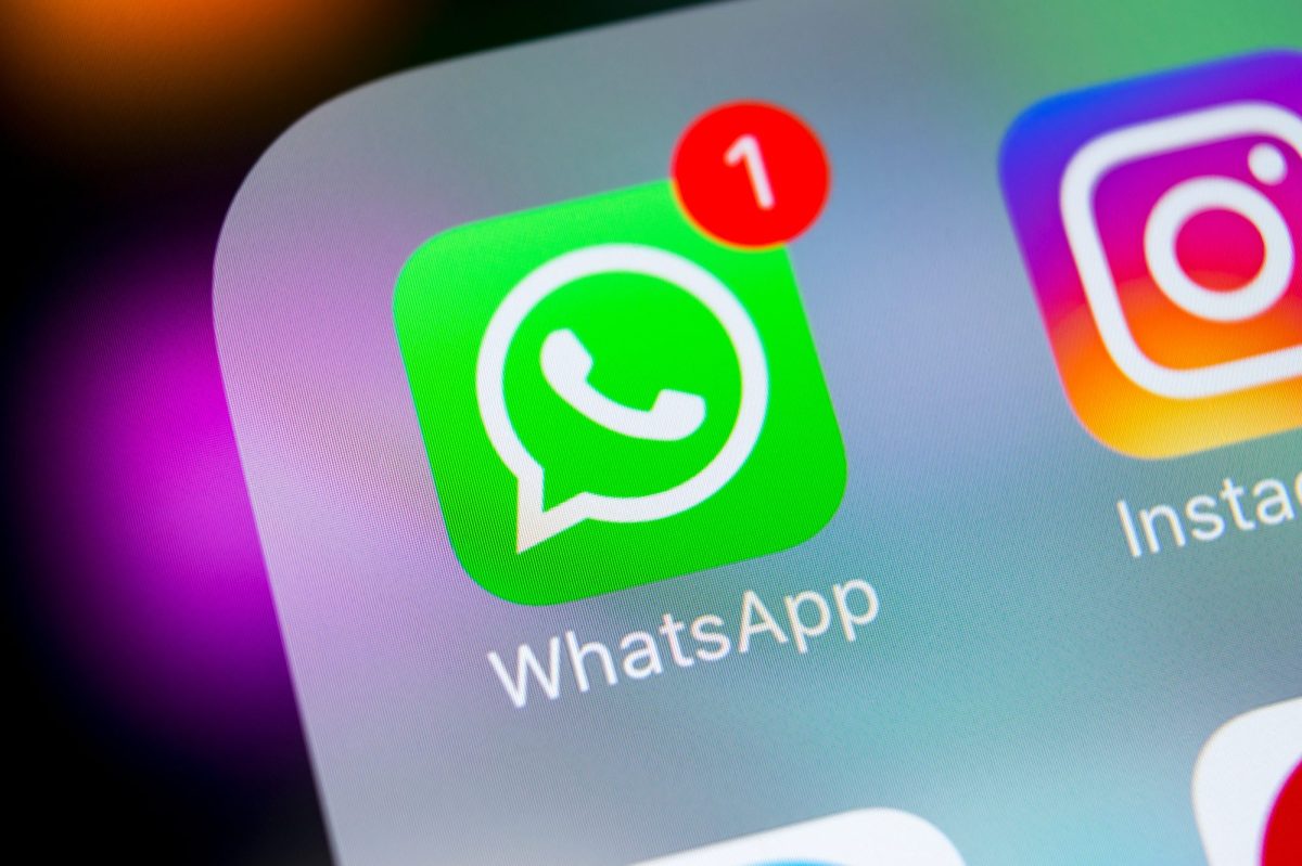 Auf einem Handydisplay wird das WhatsApp-Logo angezeigt.