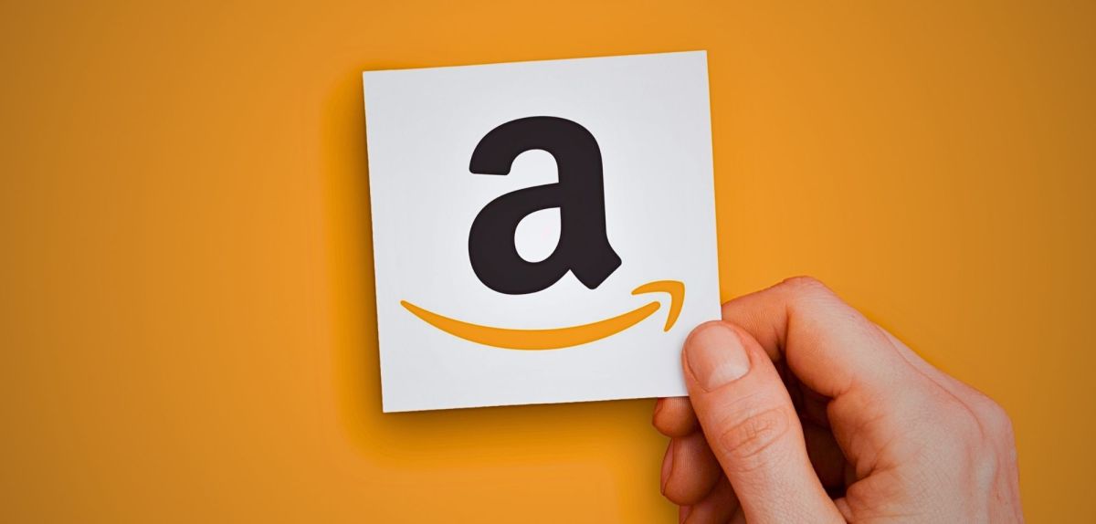 Amazon-Logo auf gelbem Hintergrund