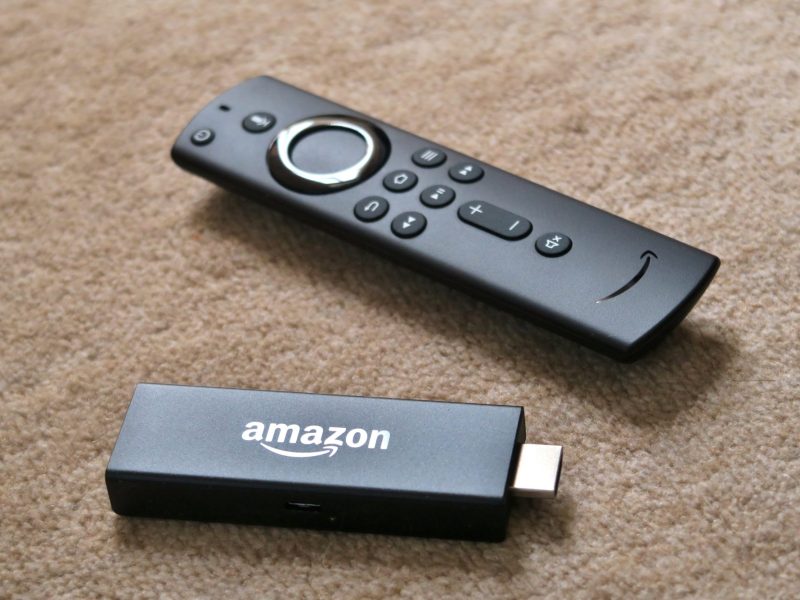 Amazon Fire TV Stick auf einem Teppich.