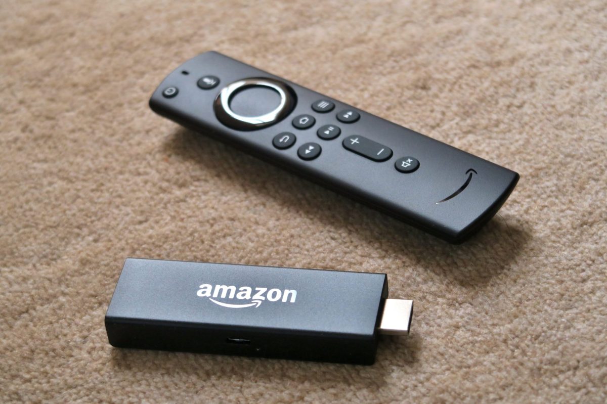 Amazon Fire TV Stick auf einem Teppich.