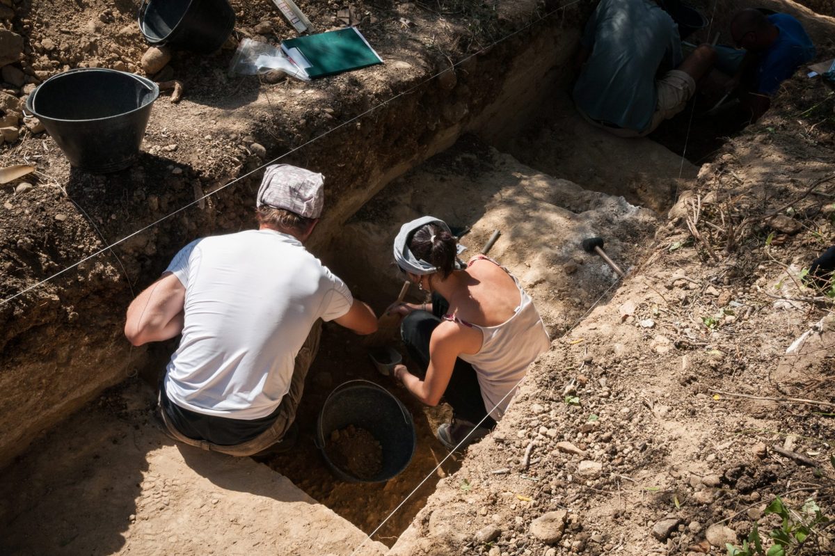 Forscher*innen arbeiten an einem archäologischen Fund.