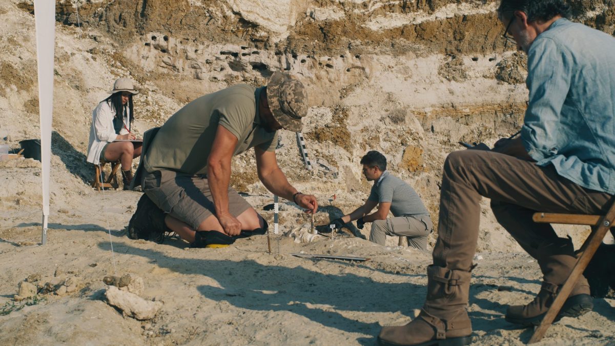 Mehrere Menschen arbeiten an einem archäologischen Fund.