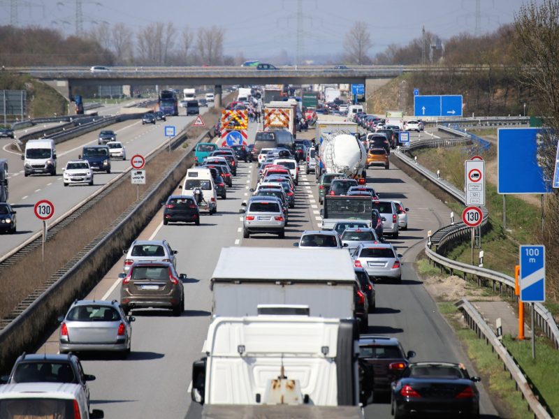 Mehrere Fahrzeuge stauen sich auf der Autobahn