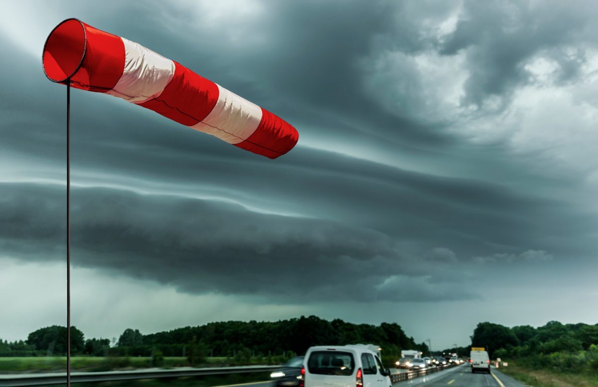 Starker Wind über einer Autobahn