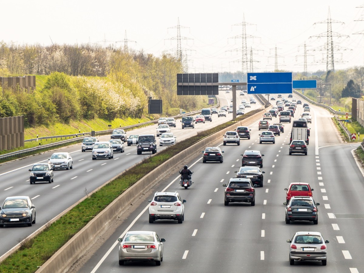 Autos fahren auf der Autobahn