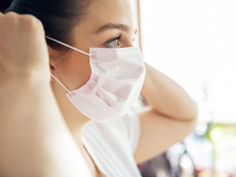 Frau mit einer Atemschutzmaske