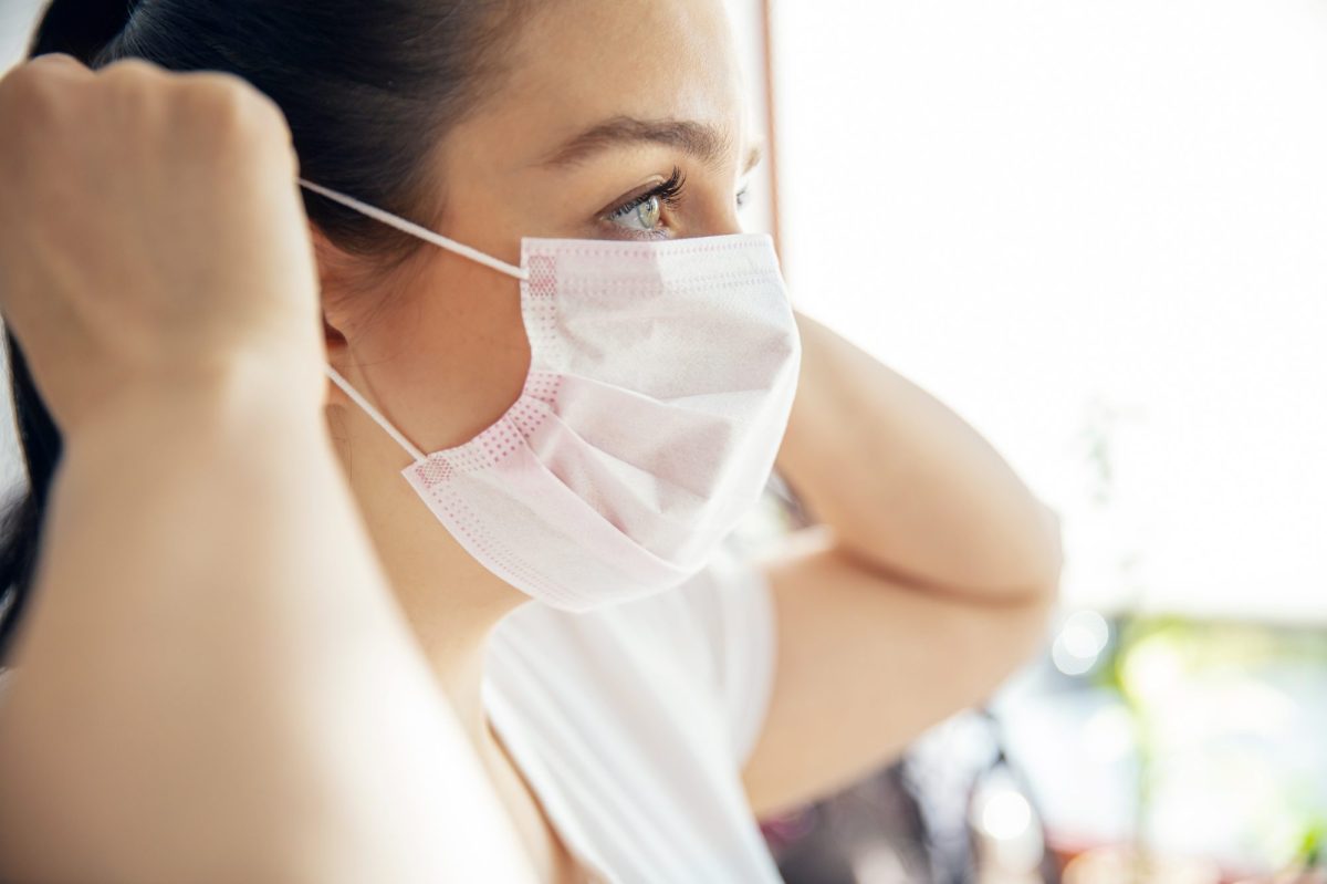 Frau mit einer Atemschutzmaske