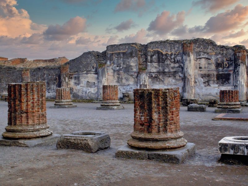 Ruinen eines Forums in Pompeji