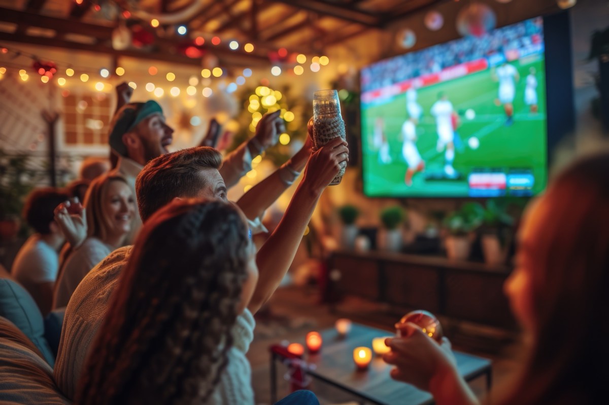 Menschen in einer Bar beim Public Viewing