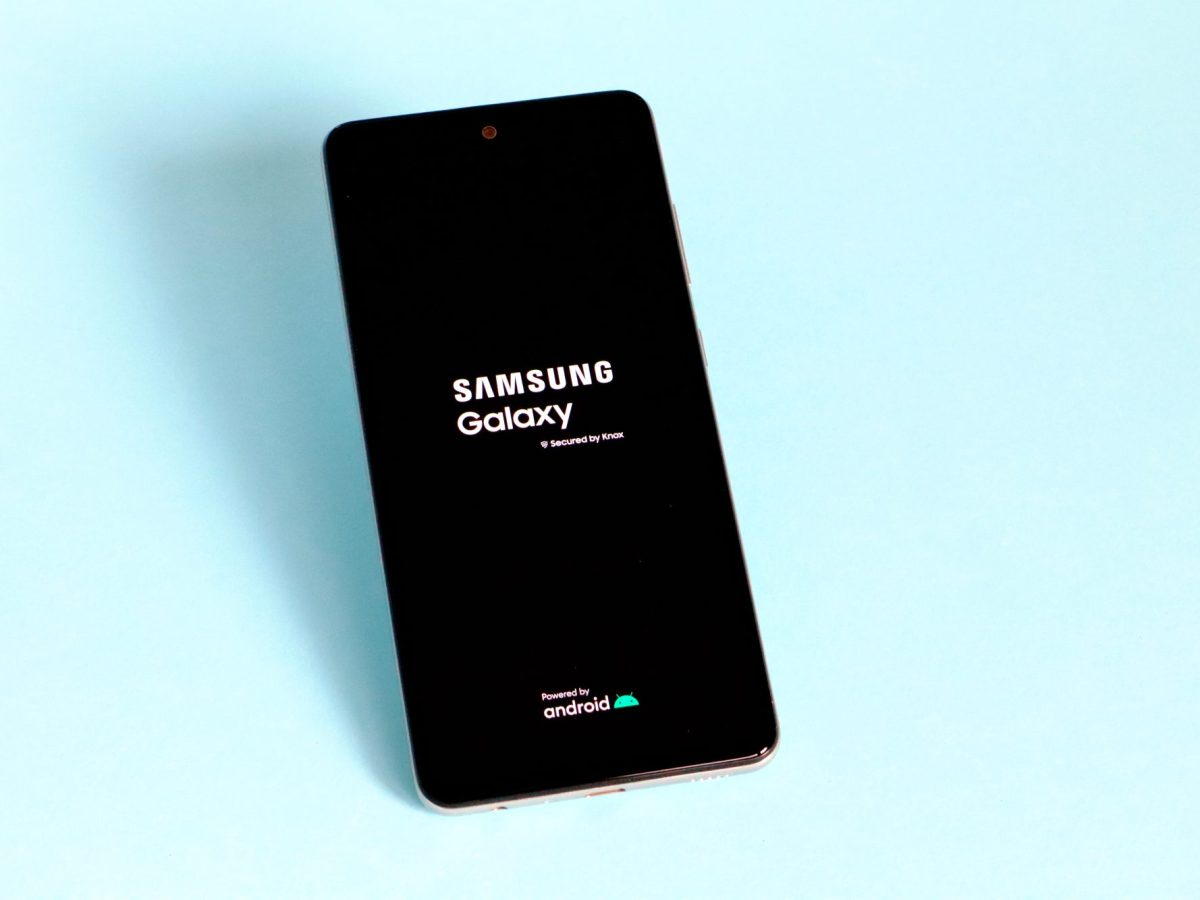 Handy zeigt Logo der Samsung-Galaxy-Handys