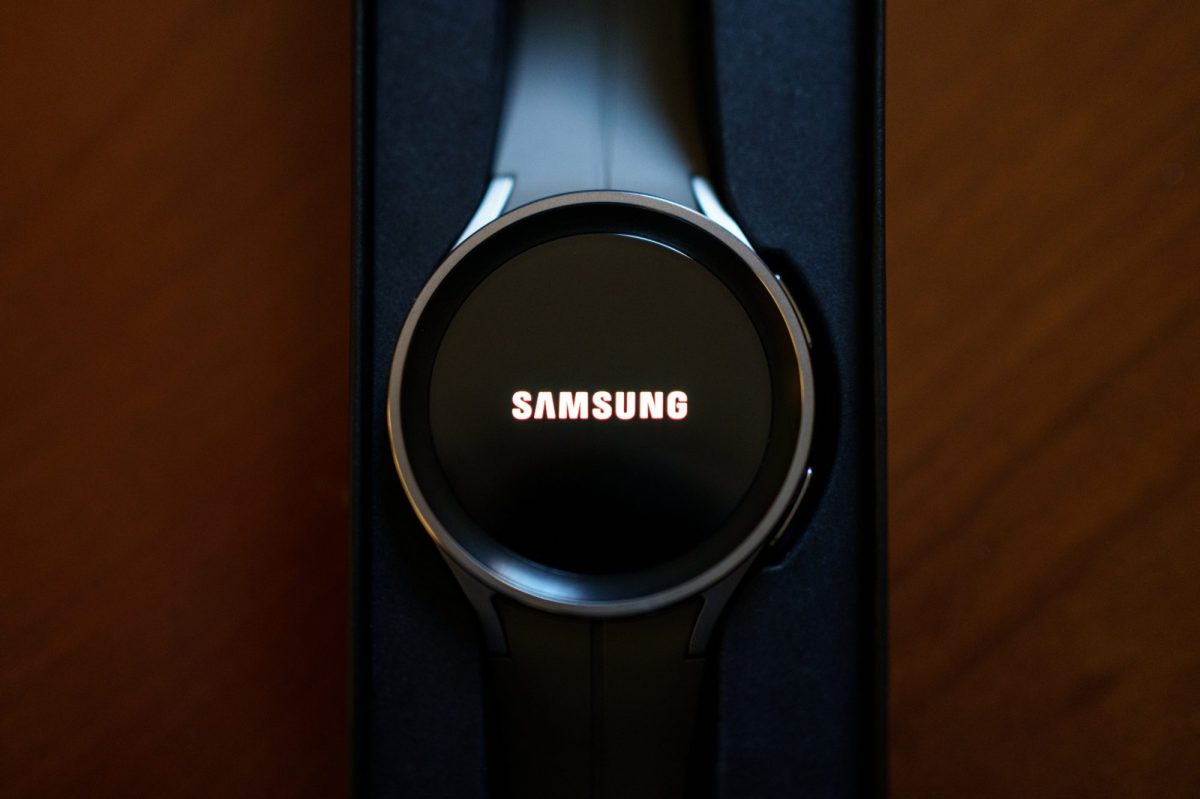 Eine Samsung Galaxy Watch5 liegt auf einem dunklen Hintergrund. Auf dem Display steht 