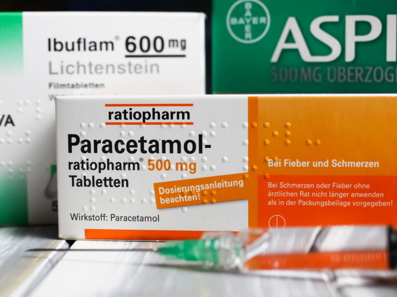 Packungen der Schmerzmittel Aspirin, Paracetamol und Ibuflam (Ibuprofen).