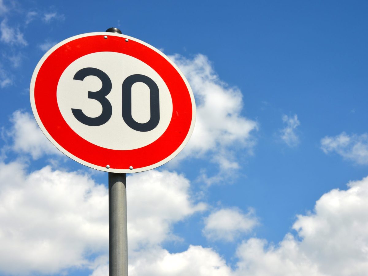 Straßenschild im Verkehr mit Tempo 30