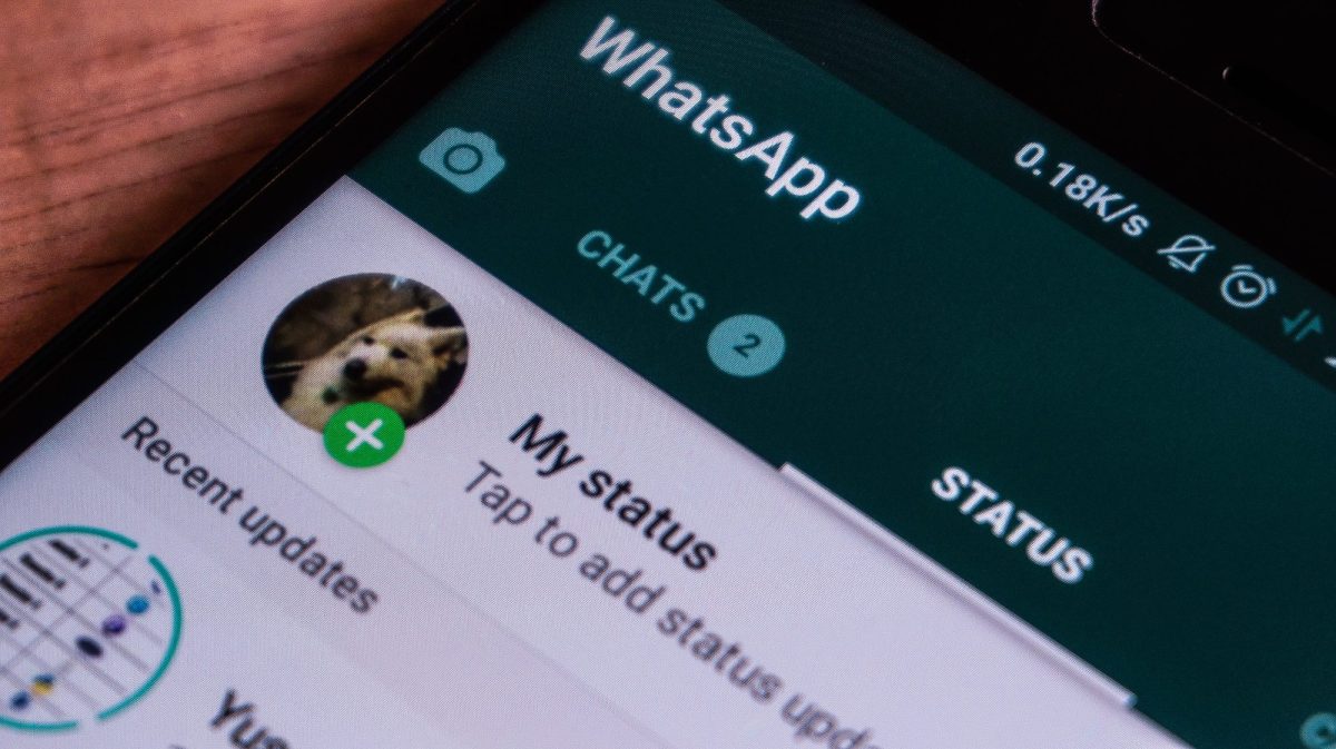 Nahaufnahme auf ein Handydisplay auf dem ein die Status-Funktion von WhatsApp angezeigt wird.