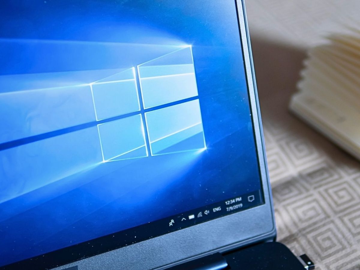 Windows 11-Laptop auf Tisch