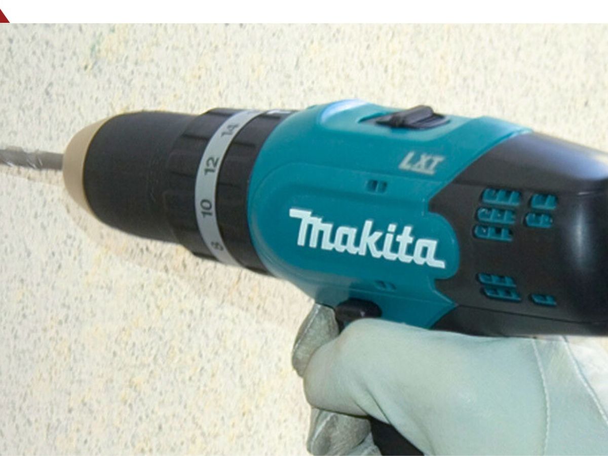 Person mit dem Makita Akku-Schlagbohrschrauber DHP453RFX2