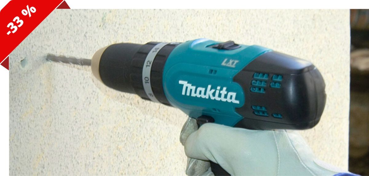 Person mit dem Makita Akku-Schlagbohrschrauber DHP453RFX2