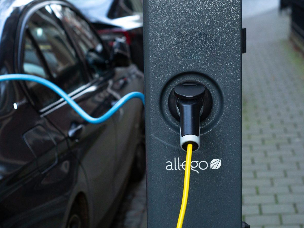 Eine Elektroauto lädt an einer Ladesäule von Allego