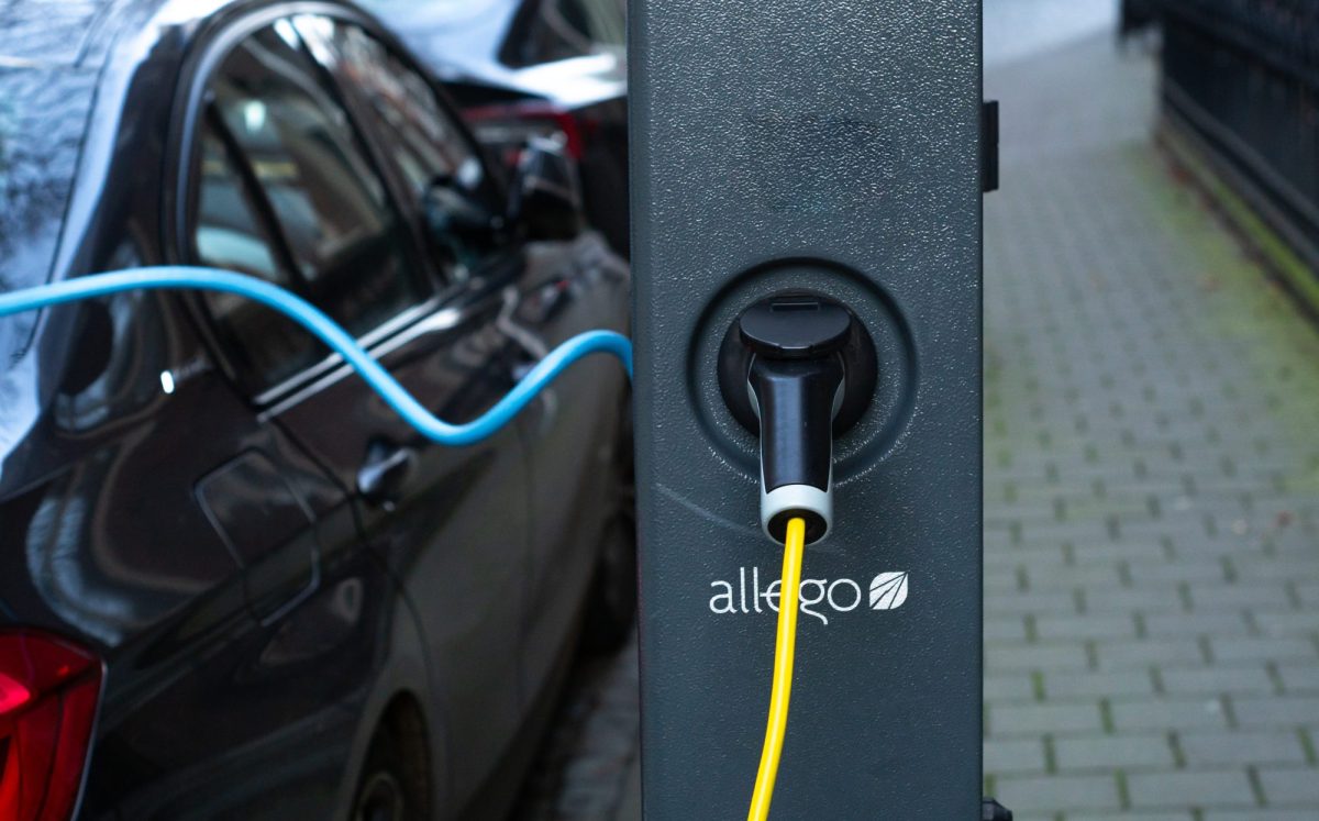 Eine Elektroauto lÃ¤dt an einer LadesÃ¤ule von Allego