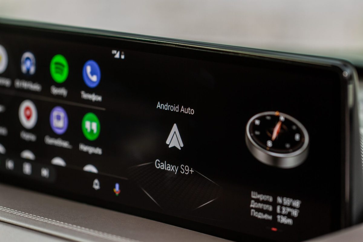 Android Auto auf Display im Armaturenbrett.