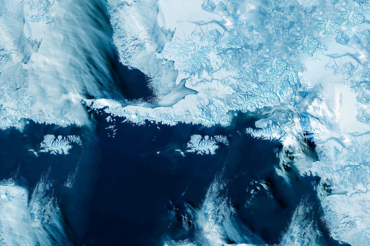 Satellitenaufnahme der Antarktis zeigt EisflÃ¤chen auf dunkelblauem Wasser.