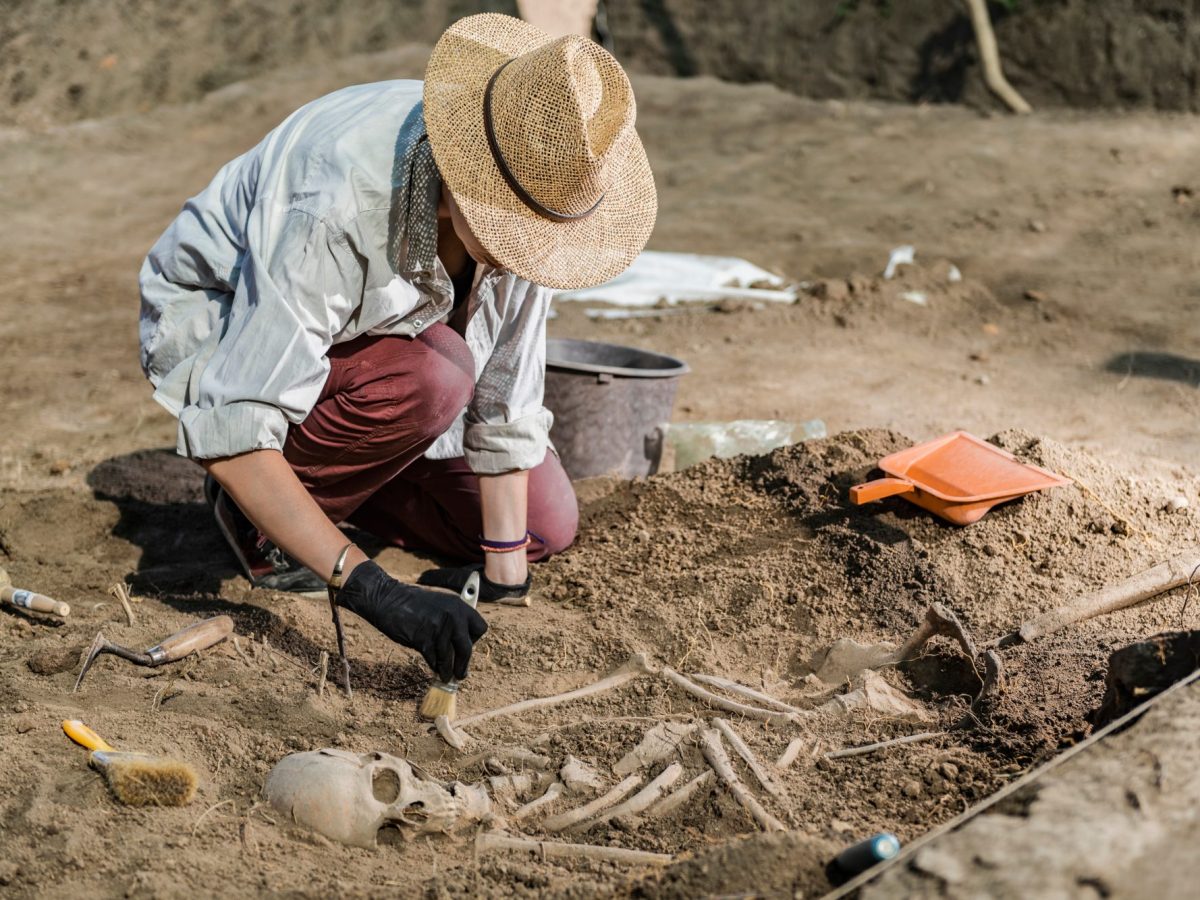 Mensch arbeitet an einem archäologischen Fund.