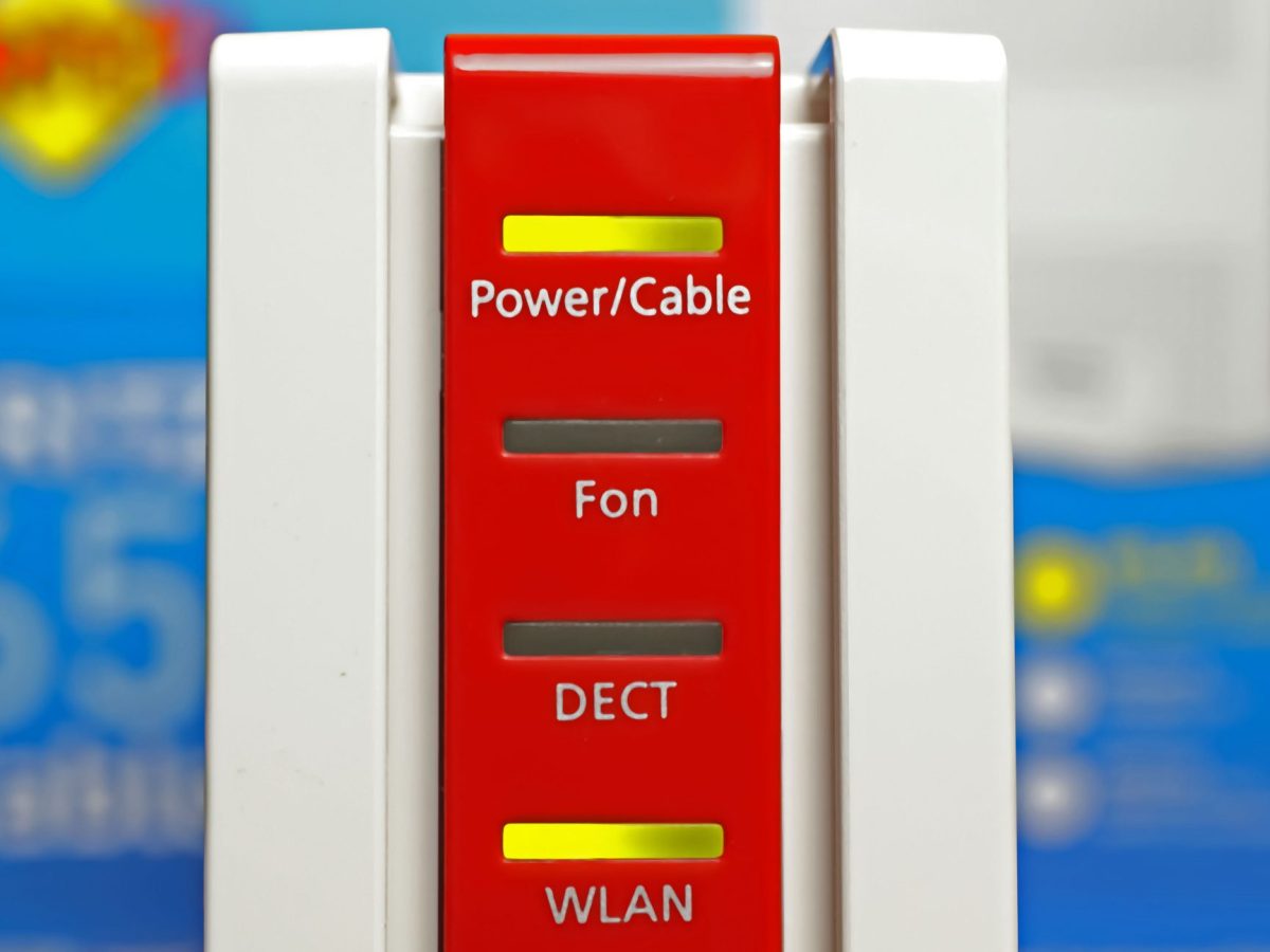 Ansicht eines FritzBox-Routers von hinten.