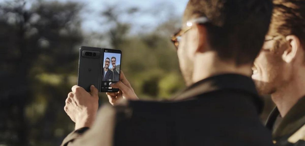 Zwei Männer mit einem Google Pixel Fold