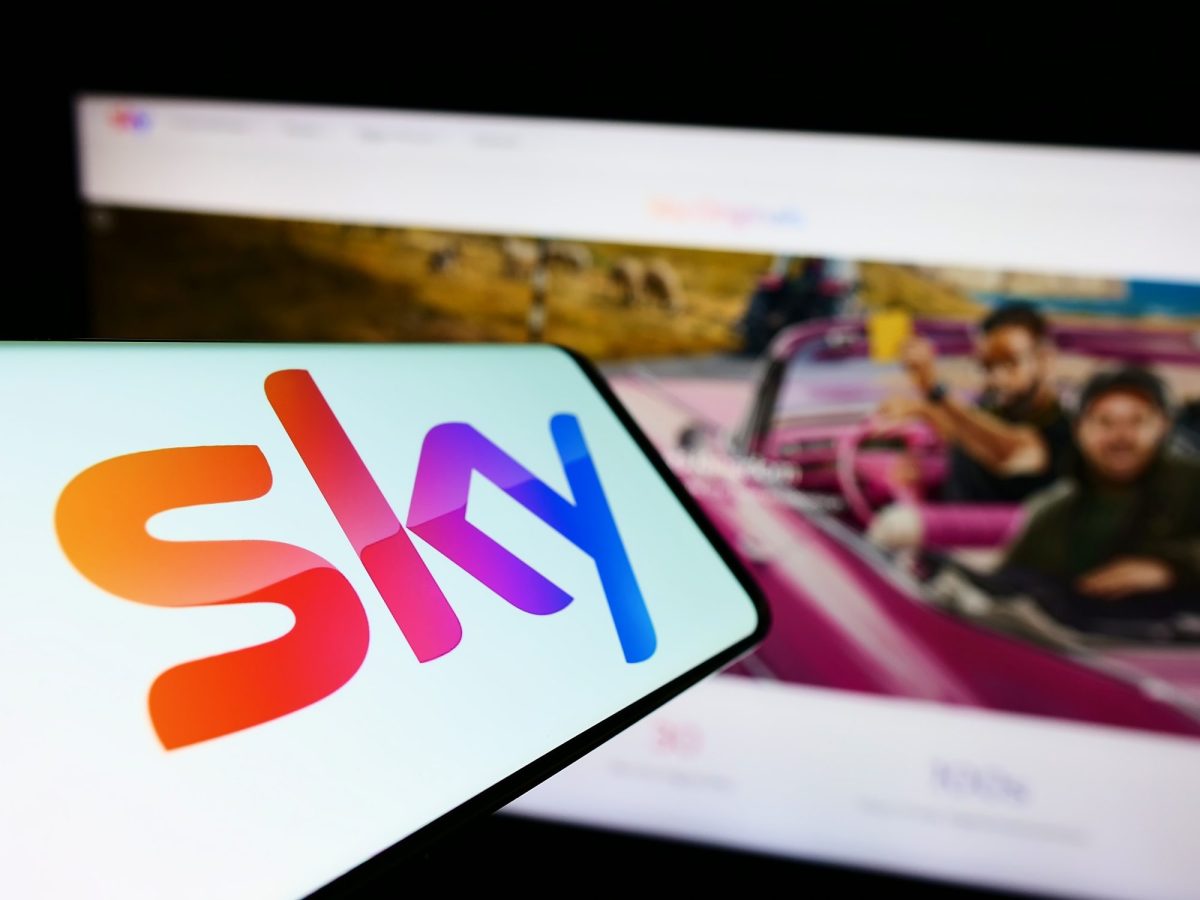 Sky-Logo auf Handy-Display.