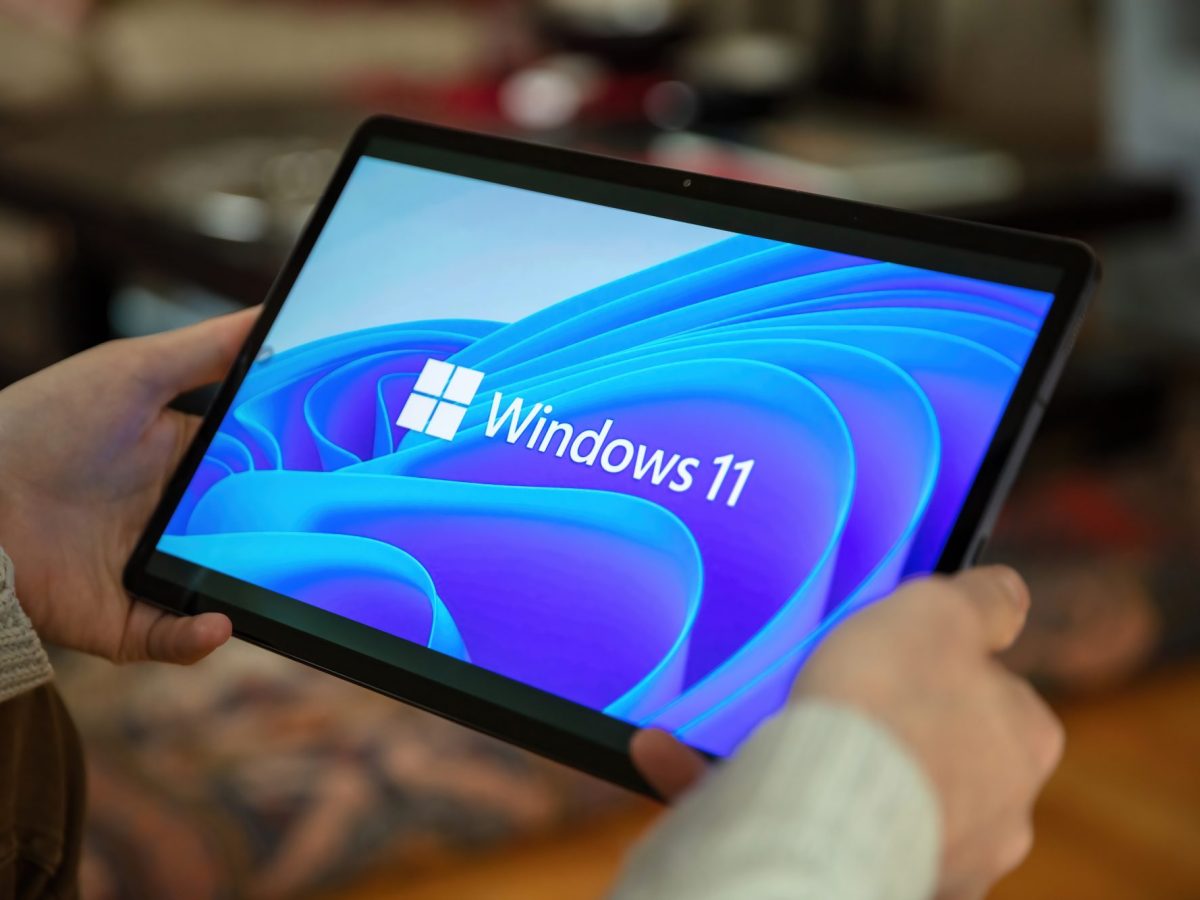 Windows 11-Logo auf einem Tablet-Screen.