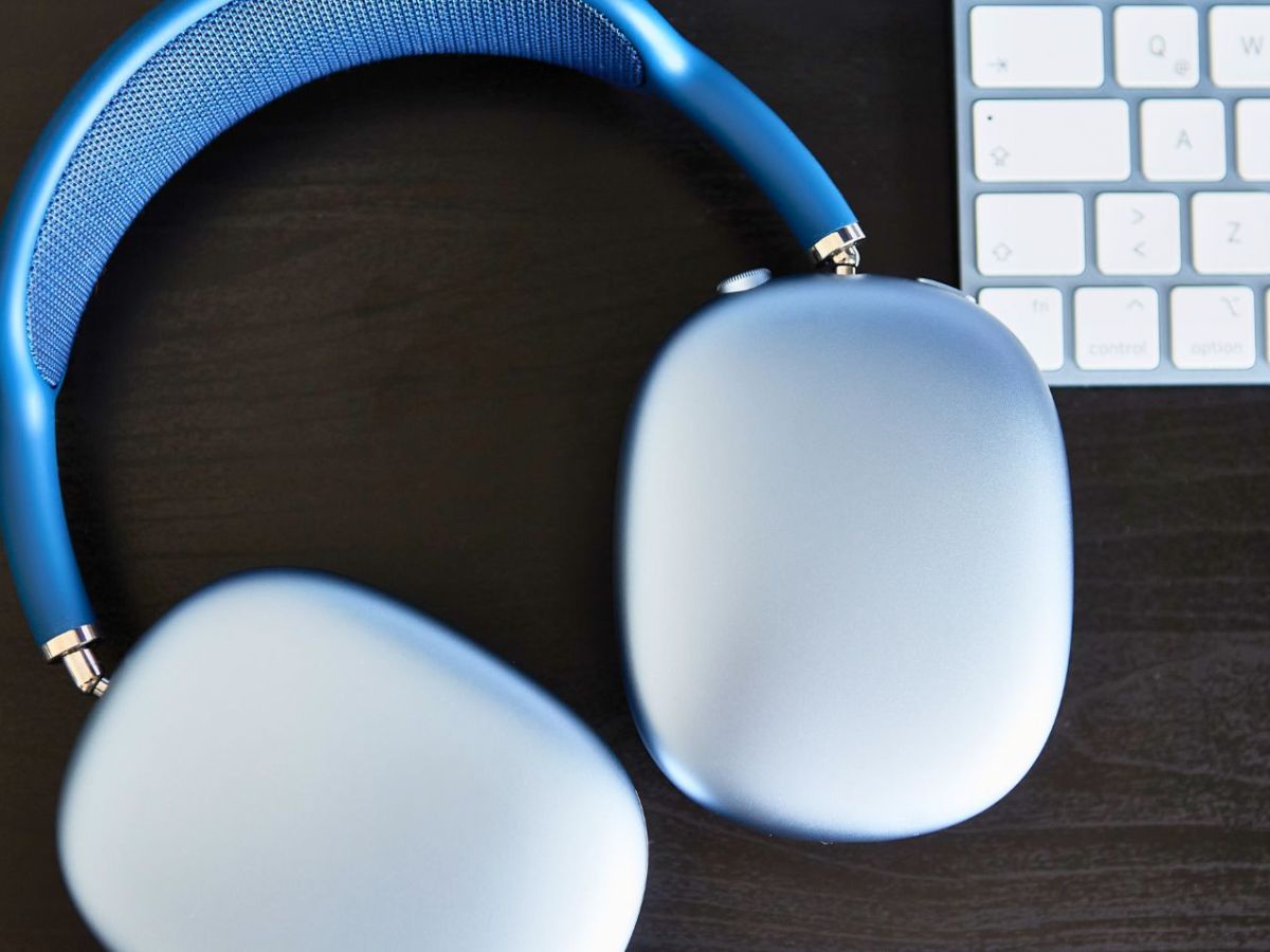 AirPods Max auf dem Tisch