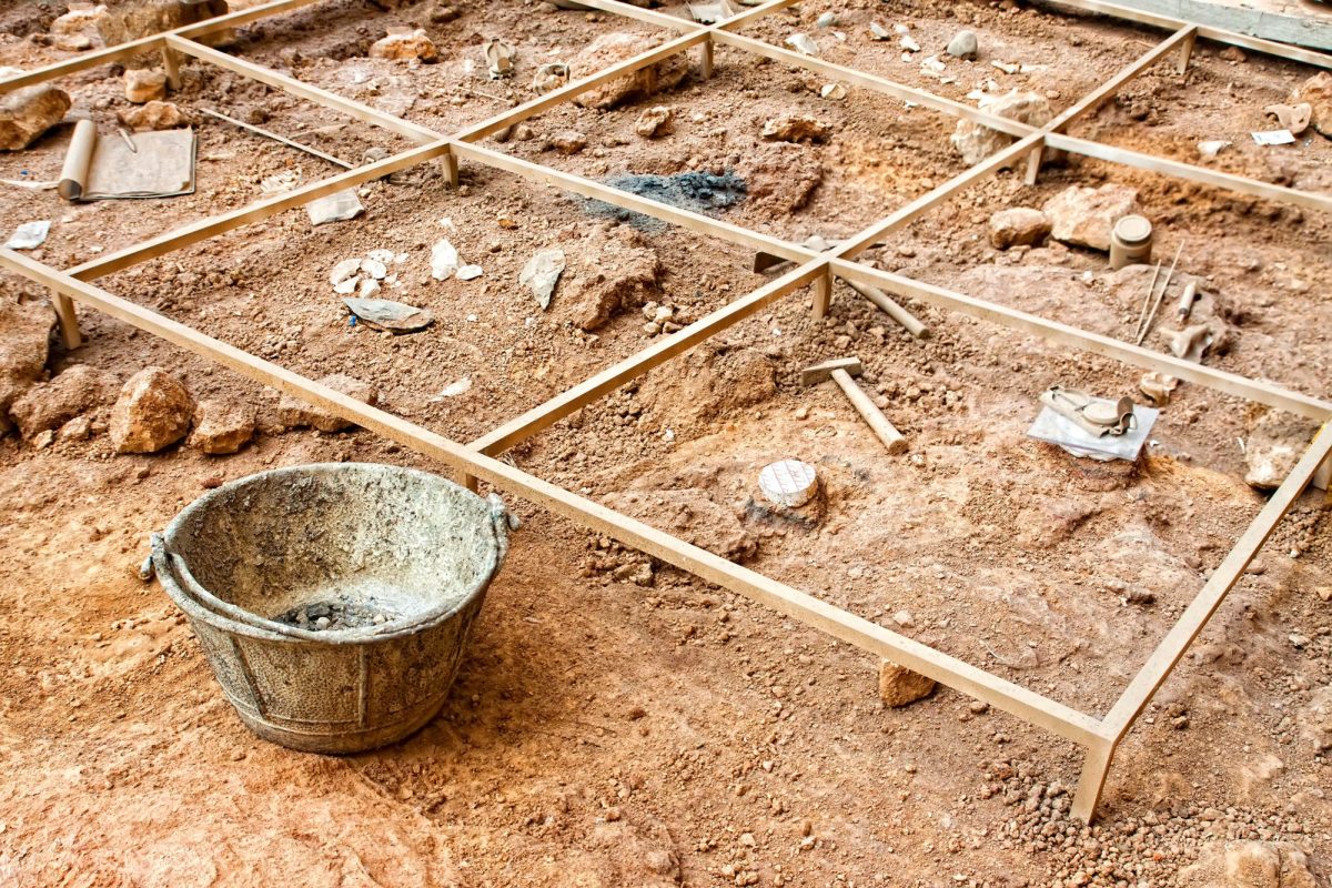 Archäologischer Fund mit Grabeausrüstung.