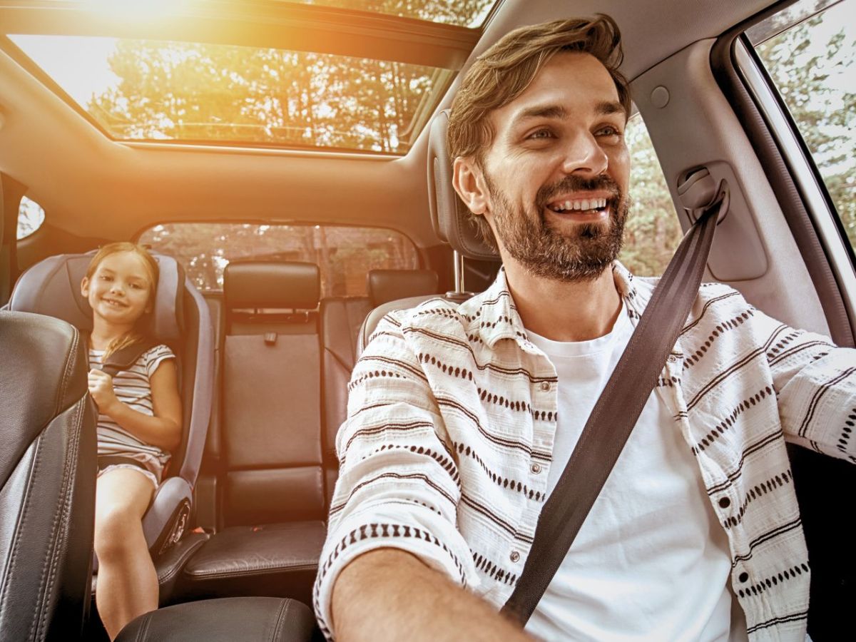 Vater mit Tochter im Auto