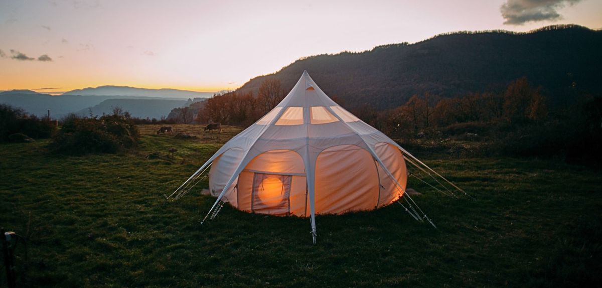 GroÃŸes Camping-Zelt auf einer Wiese