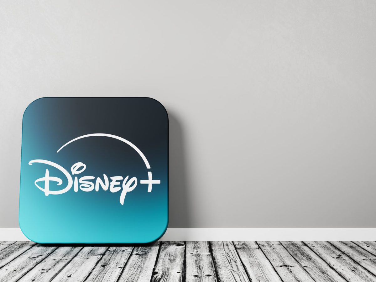 Das Disney+-Logo wird auf einer Kachel angezeigt, die an einer Wand lehnt.