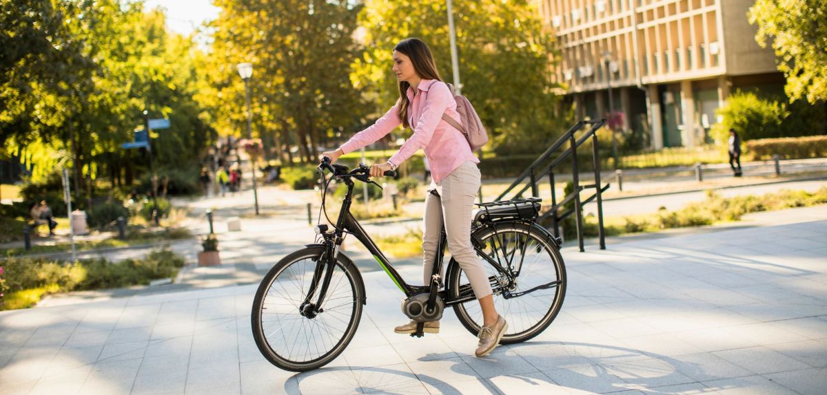 Frau fÃ¤hrt E-Bike in der Stadt