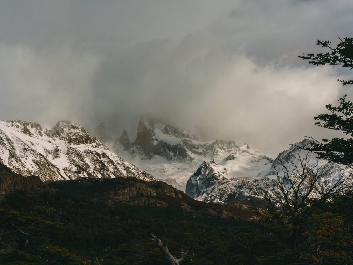 Die Berge sind mit Schnee bedeckt und der Himmel ist bewölkt El Chaltén, Provinz Santa Cruz, Argentinien