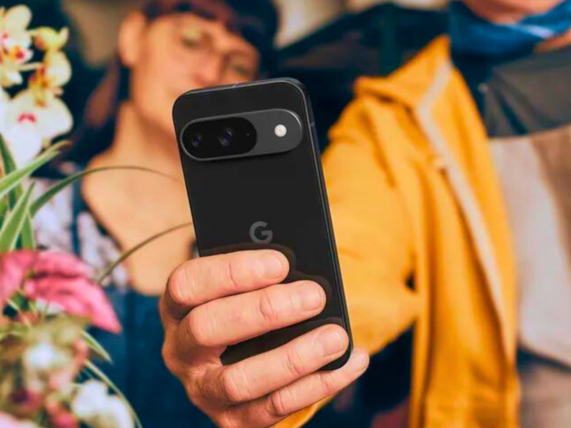 Person mit einem Google Pixel 9