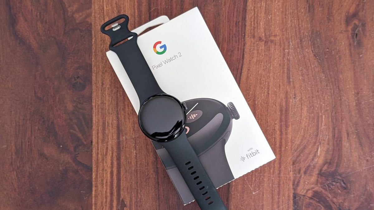 Google Pixel Watch liegt auf Originalverpackung auf einem Tisch.