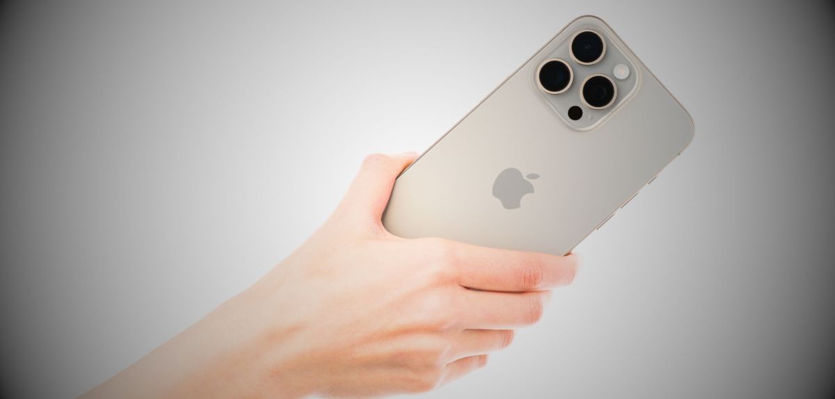 iPhone 15 in einer Hand