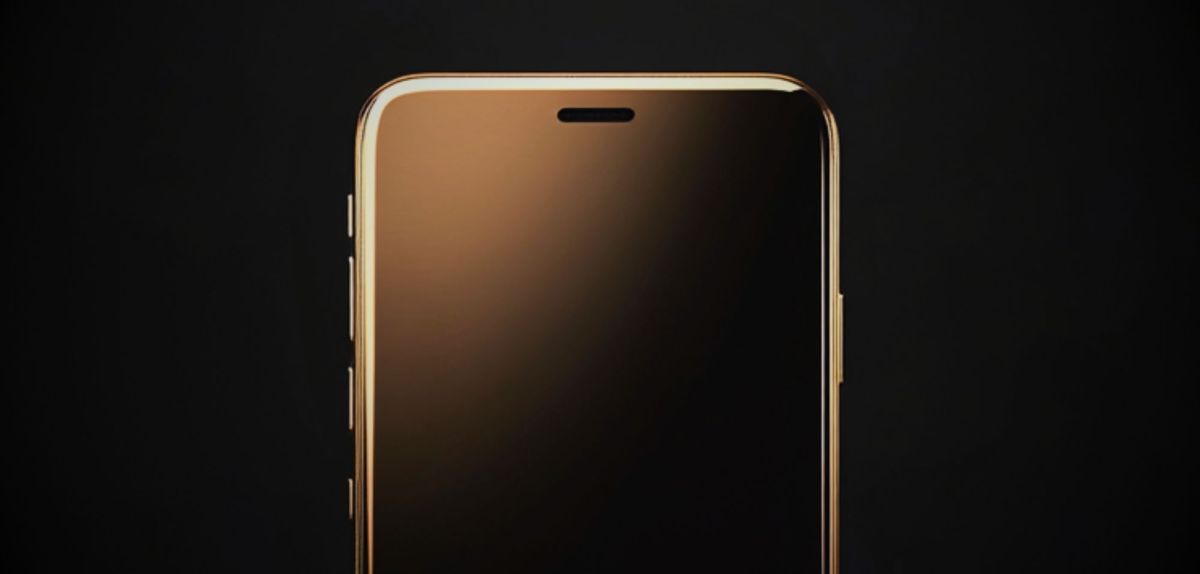 iPhone 16 Pro mit goldenem Rahmen