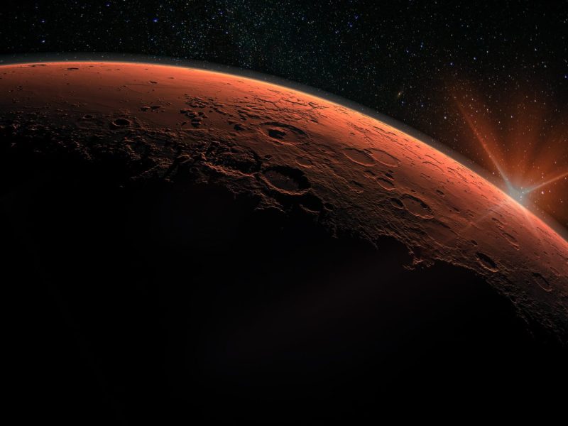 Computergenerierte Aufnahme des Mars. Im Hintergrund kommt die Sonne zum Vorschein.