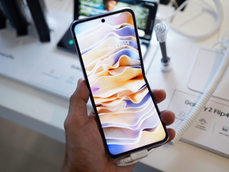 Person hält ein faltbares Samsung Galaxy-Handy in der Hand.