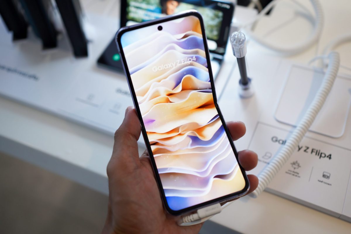 Person hält ein faltbares Samsung Galaxy-Handy in der Hand.