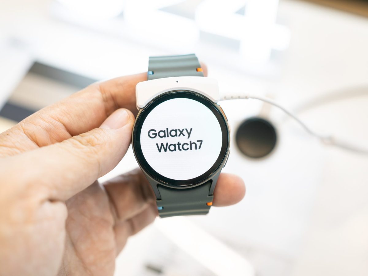 Eine Person hält die Samsung Galaxy Watch7 in der Hand.